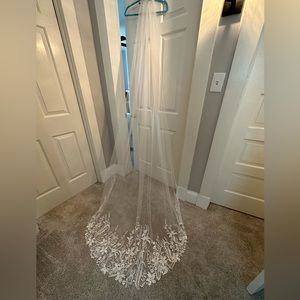 Chapel Length Wildflower Embroidered Veil in Light Ivory